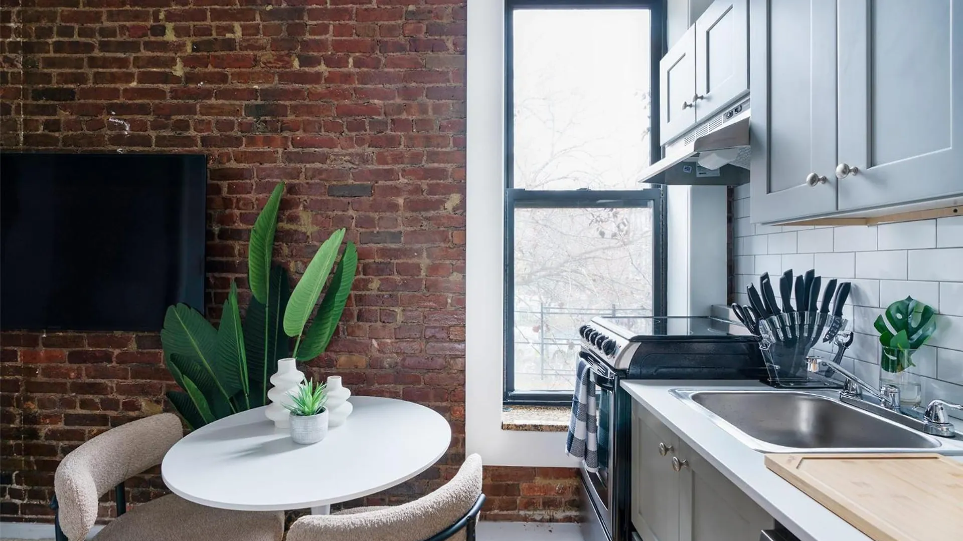 153-1G Newly Renovated 2Br Lower East Side New York