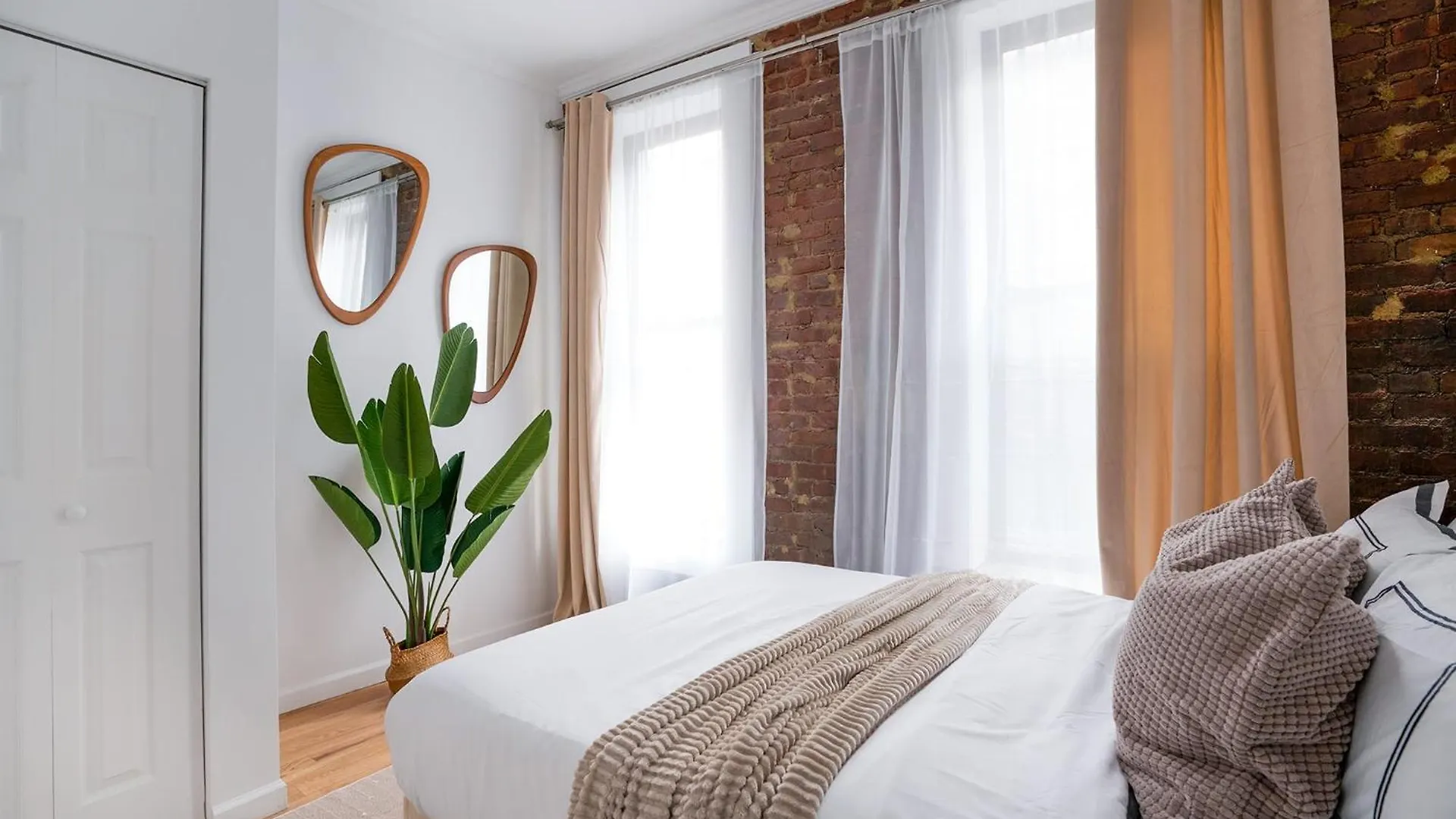 153-1G Newly Renovated 2Br Lower East Side New York